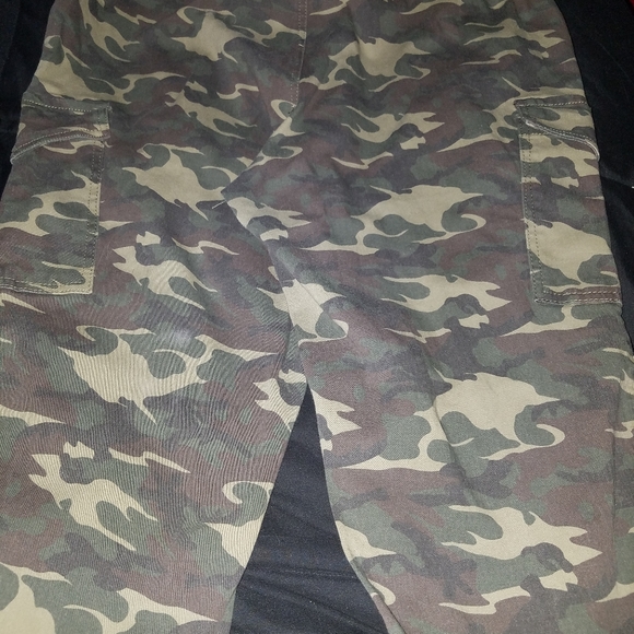 Womans camoflage pant - Picture 2 of 5